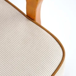 Poltrona moderna design in stoffa beige chiaro e gambe legno noce chiaro Bled