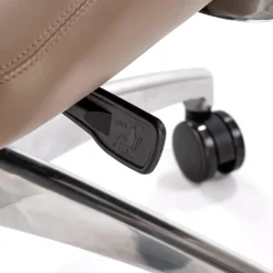 Sedia da ufficio con ruote e braccioli imbottita in ecopelle marrone Pisottella