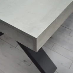 Tavolo 160/250cm allungabile grigio cemento gambe in antracite Hildago